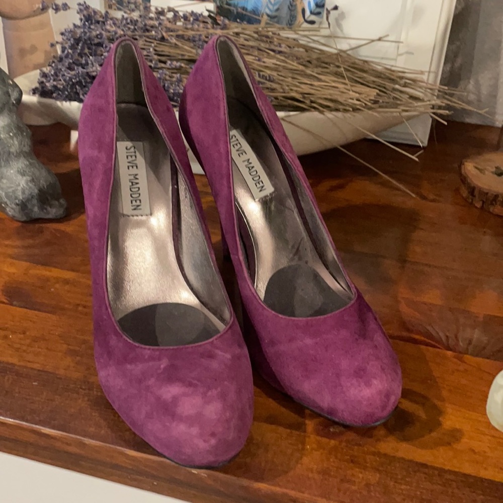 Steve Madden suede pumps